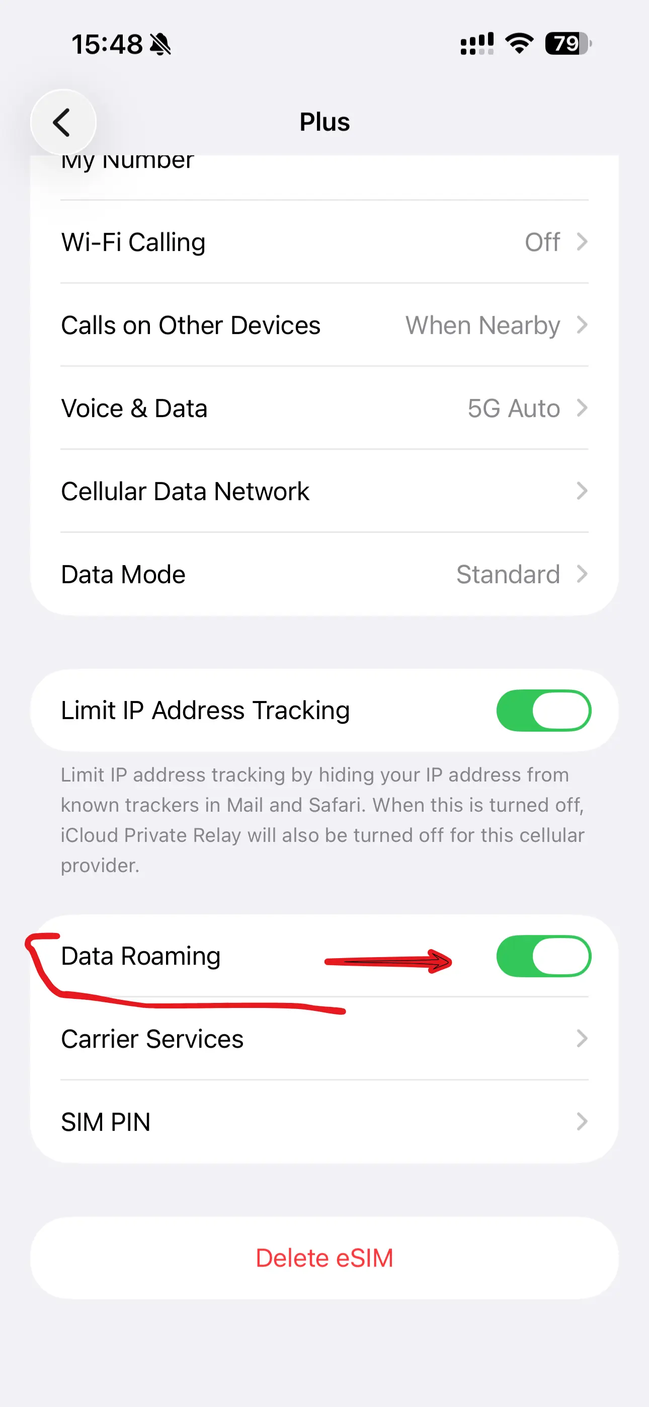 Obrazovka iPhone 13: Zapnutý přepínač Datový roaming