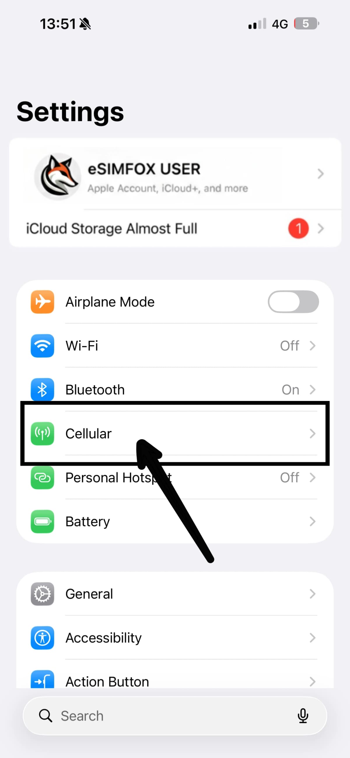 Obrazovka iPhone 13: Seznam Nastavení se zvýrazněným řádkem Mobilní síť